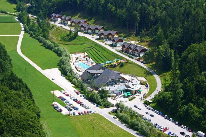 Apartments Resort Terme Snovik. Ubicato a 30 km da Lubiana, l'Eco Terme Snovik dispone di accesso illimitato gratuito alle piscine con acqua termale