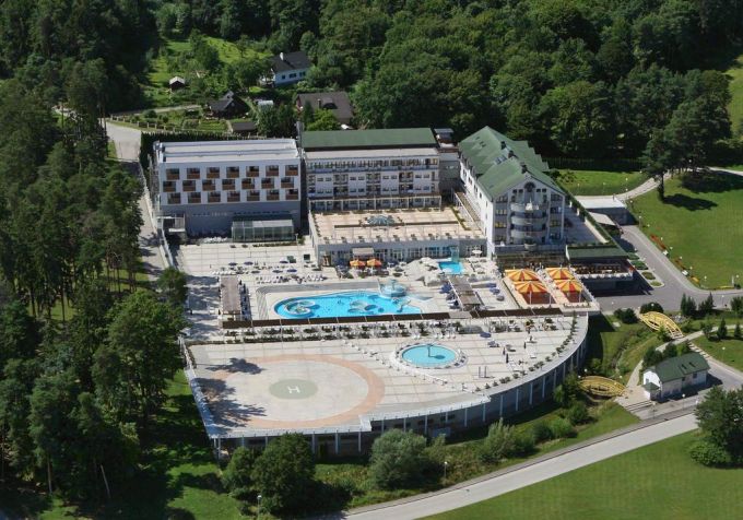 Habakuk - Wellness Hotel. Situato in una splendida zona tranquilla, a 5,5 km dal centro di Maribor, l'Habakuk Wellness Hotel offre alloggi eleganti e climatizzati e un'ampia area benessere di oltre 740 m².